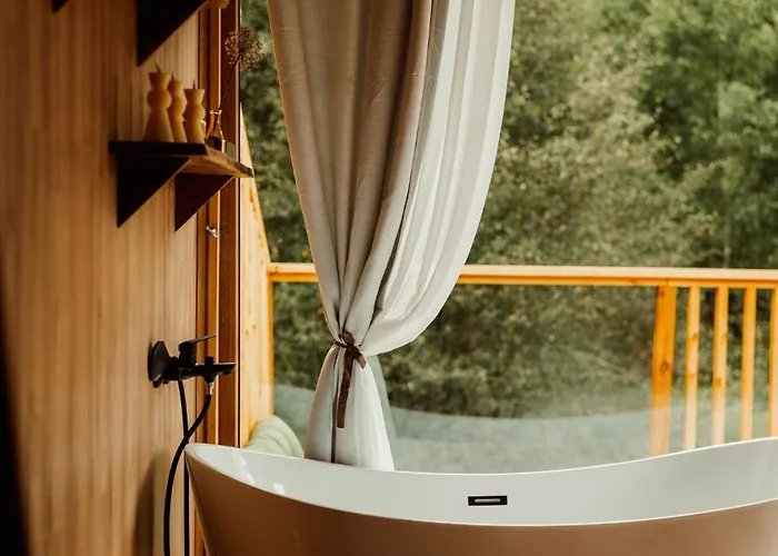 Photo de Nowoczesne Domki Na Drzewie - Kolobrzeg - Sauna - Polanaglamp Niezyn